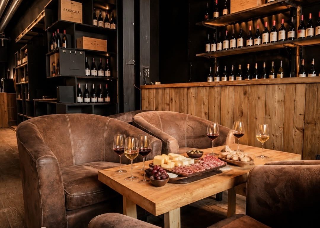 Le lounge des Flacons, banquettes et étagères de vins