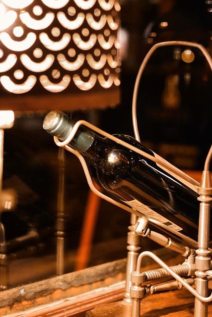 Porte-bouteille vintage et lampe