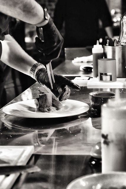 Le chef dresse une assiette