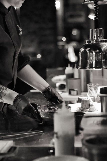 Mains du chef en action