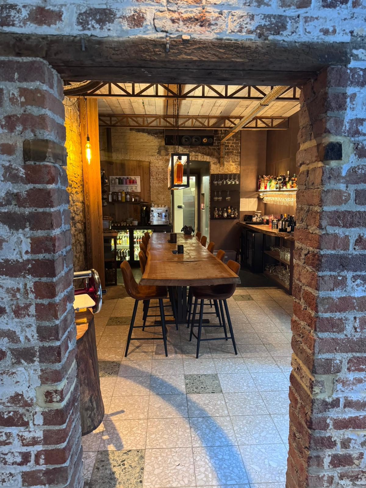 Murs en briques et ambiance chaleureuse