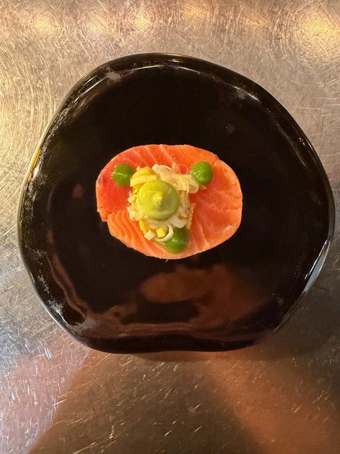 Saumon gravlax sur assiette noire