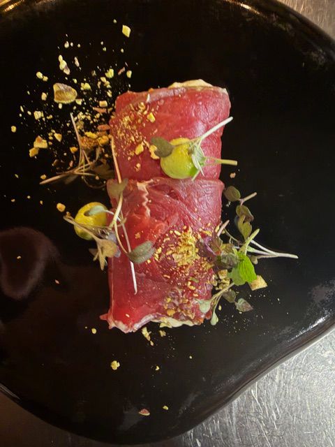 Tartare de boeuf sur assiette noire