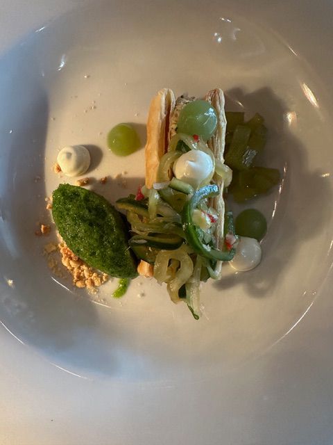 Légumes verts, pesto et concombre