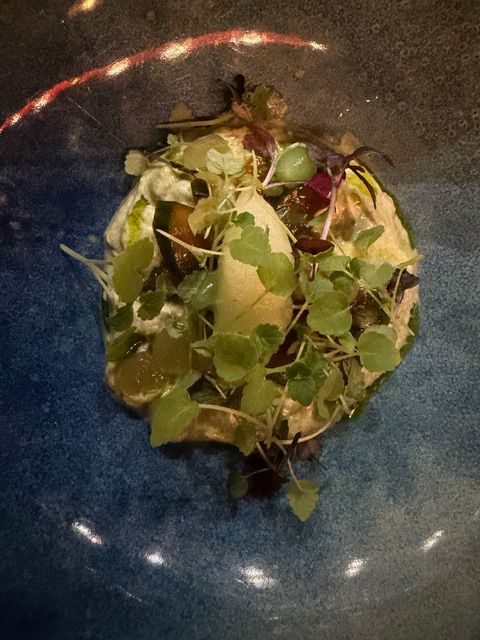 Salade fraîche en assiette bleue