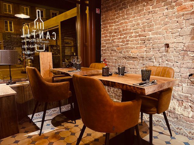 Table mur en briques et enseigne néon