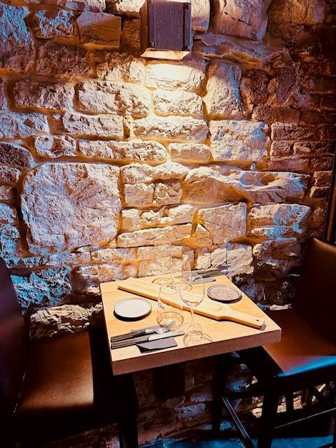 Table dressée au bistrot